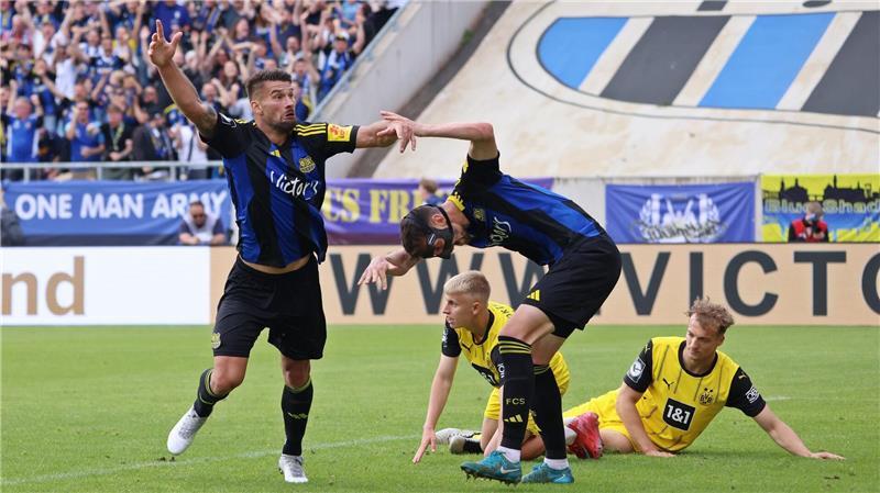 1. FC Saarbrücken spielt Relegation um Zweitliga-Aufstieg Der 1. FC Saarbrücken sichert sich auch durch ein Tor von Kai Brünker (l) den Relegationsplatz zur 2. Bundesliga.