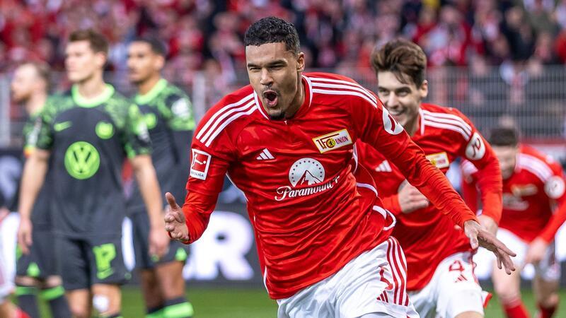 Fan-Proteste in der Bundesliga - Union-Partie vor Abbruch Der 1. FC Union Berlin setzte sich dank Danilho Doekhi (M.) gegen den VfL Wolfsburg durch.