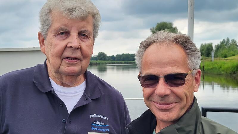 Der 1. Fährmann Horst Schimkatis aus Brobergen (links) hat Ludger Steltenpohl aus Kranenburg ausgebildet.