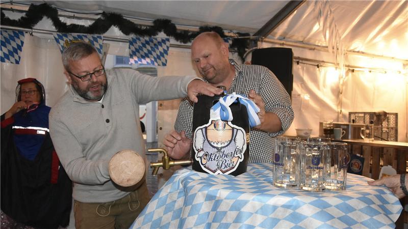 Bürgermeisterwahl: Darum unterstützen CDU und SPD parteilosen Kandidaten Der 1. Stadtrat Ralf Dessel darf unter der Obhut von Wiesn' Wirt Lars Höft das Fass anstechen.