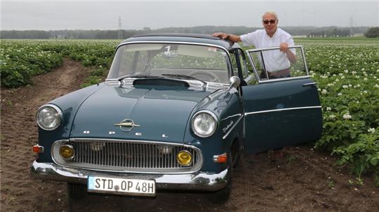 Der 1. Vorsitzende des Classic Clubs Niederelbe (CCN), Claus Bredehöft, mit seinem 1959er Opel Rekord Olympia.