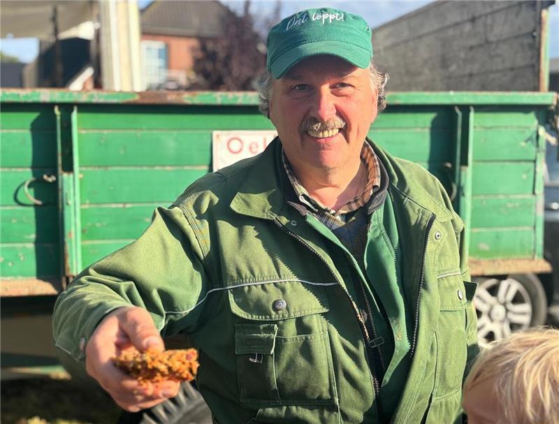 Ahlerstedter Kinder helfen: Wenn tonnenweise Äpfel zu Saft werden Der 1. Vorsitzende des Dorferneuerungsvereins Ahlerstedt, Volkhard Treisch, zeigte den Kindern, was nach dem Pressen der Äpfel übrig bleibt.