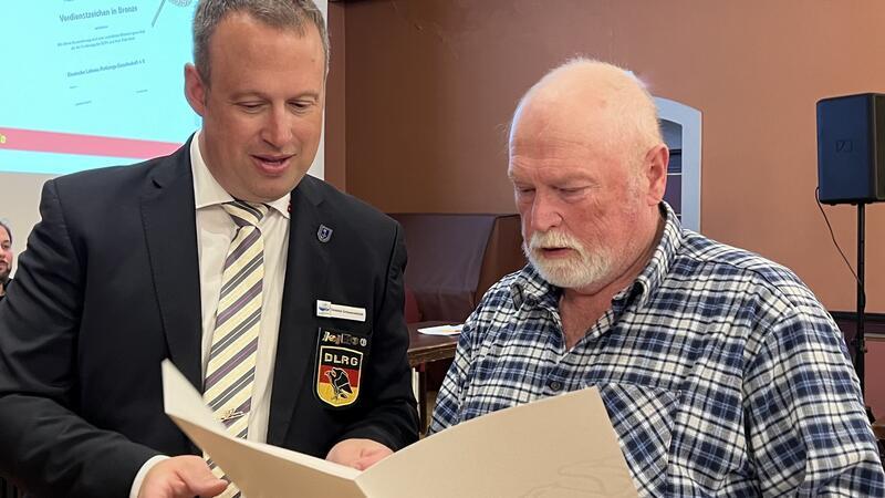 Der 1. Vorsitzende des Ortsverbands Stade, Christian Schaarschmidt (links), ehrt bei der Jahrehauptversammlung Rudolf Wolf.