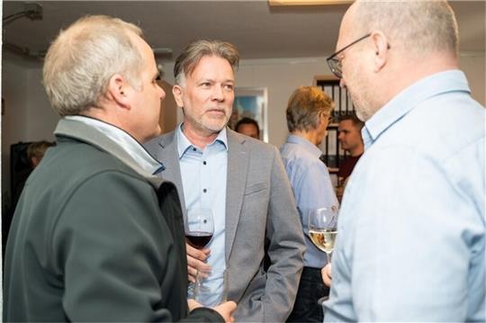 Der 1. Vorsitzende von Haus und Grund Buxtehude (André Grote, Mitte) im Gespräch mit Architekt Stephan Schwan (links) und Bauleiter Fabian Behring (rechts).