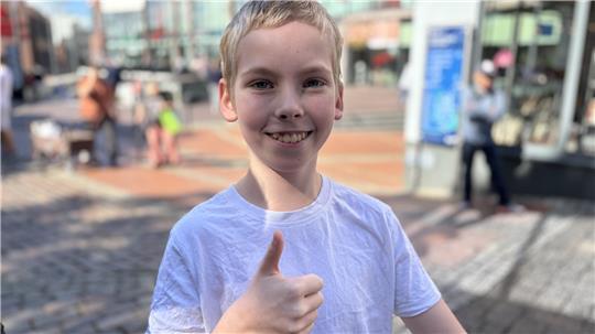 Der 12-jährige Jason Samse geht in Stade gern ins Kino, bowlen und auf den Spielplatz. Die alten Häuser und Mauern in der Altstadt findet er faszinierend.