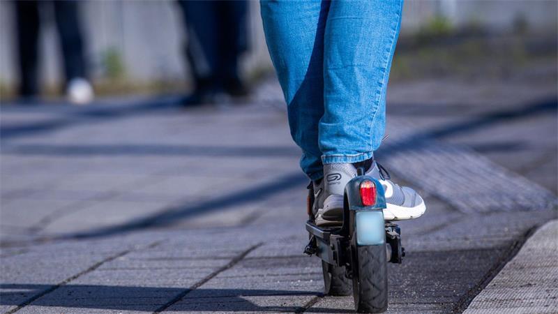 Der 14-Jährige war laut Polizei zu schnell mit dem E-Scooter unterwegs. (Symbolbild)