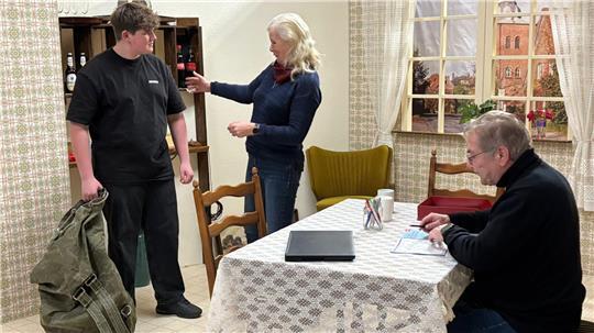 Der 14-jährige Tjark Schaller (links) ist der jüngste Neuzugang bei der Horneburger Theatergruppe.