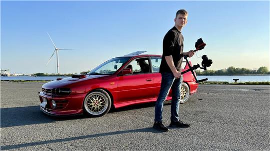 Der 15-jährige Lasse Härtl aus Geestenseth macht mit Leidenschaft Fotos und Videos - am liebsten von schicken Autos. Foto: Katja Gallas