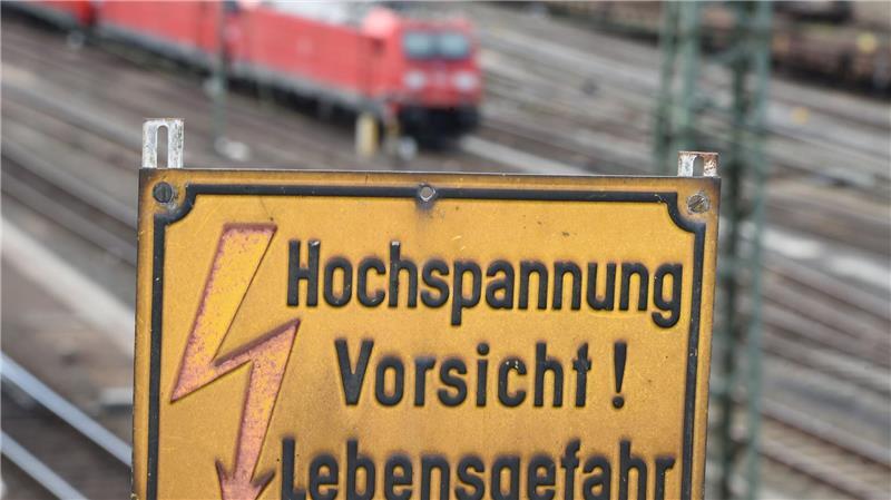 Der 16-Jährige war vor dem Stromschlag nach Angaben der Polizei auf einen anfahrenden Zug geklettert. (Symbolbild)