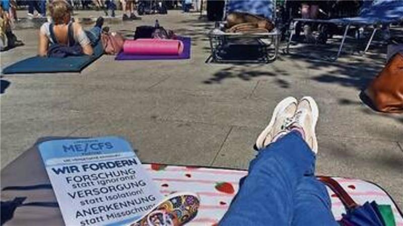 Mit 38 Jahren unfreiwillig in Rente ME-Betroffene Nadja auf einer Liegend-Demonstration.