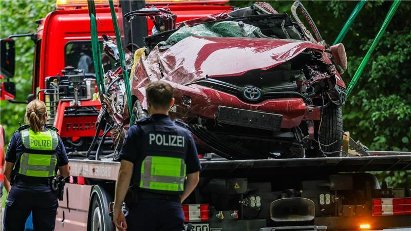Vier Menschen sterben bei Unfall - 16-Jähriger am Steuer Der 16-jährige Fahrer war in einer Kurve von der Fahrbahn abgekommen und gegen einen Baum geprallt. Wie genau es dazu kommen konnte, wird jetzt untersucht.