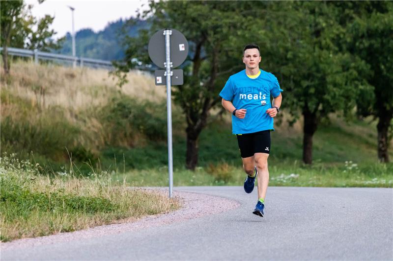 Der 16-jährige Läufer Denis Holub. Mit seinem Spendenlauf quer durch Deutschland hat der 16-Jährige aus dem südbadischen Breisach am Rhein bislang 87.000 Euro gesammelt. Foto: Philipp von Ditfurth/dpa