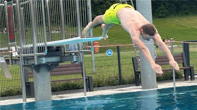 Der 17 Jahre alte Gymnasiast Len hat Spaß im Heidebad. Vom Ein-Meter-Brett springt er in das Wasser.