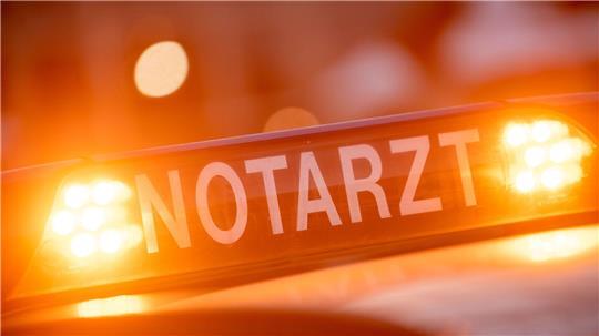 Der 18-Jährige wurde laut Polizei schwer verletzt ins Krankenhaus gebracht. (Symbolbild)