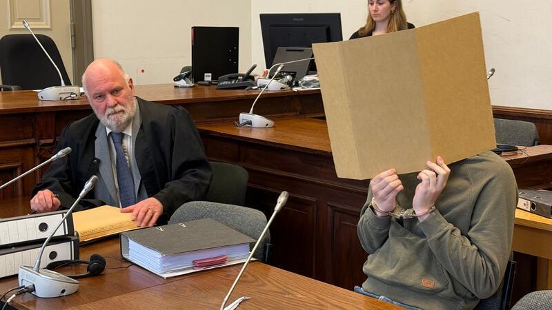 Der 19-Jährige ist bereits vorläufig in einer psychiatrischen Klinik untergebracht.