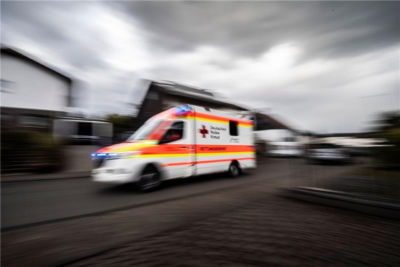 Der 19-Jährige wurde in ein Krankenhaus gebracht. Foto: dpa/Illustration