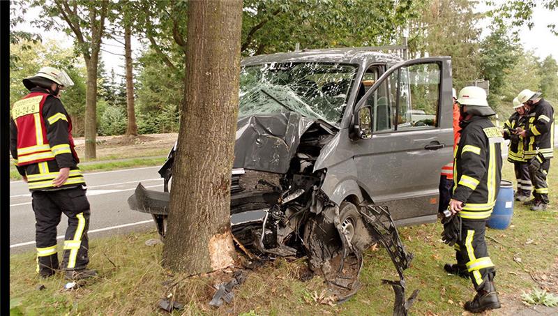 Der 19 Jahre alte Autofahrer verlor die Kontrolle über den VW-Transporter. Foto: Hillyer-Funke/ Feuerwehren SG Oldendorf-Himmelpforten