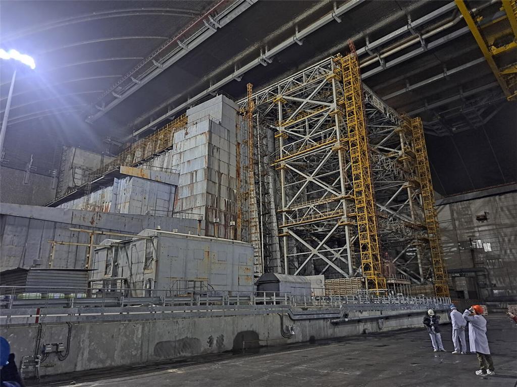 Der 1986 eilig errichtete Betonsarkophag über dem explodierten Reaktor vier im s...