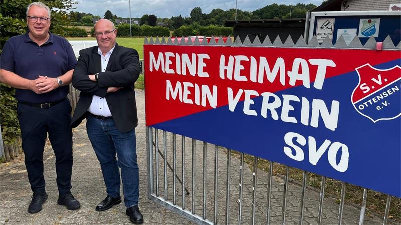 Der 2. Vorsitzende Udo Czarnecki und Stephan Griebel (rechts) vom SV Ottensen hoffen auf eine schnelle Umsetzung des politischen Beschlusses, den Pachtvertrag um 20 Jahre zu verlängern.