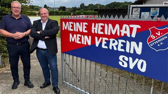Der 2. Vorsitzende Udo Czarnecki und Stephan Griebel (rechts) vom SV Ottensen hoffen auf eine schnelle Umsetzung des politischen Beschlusses, den Pachtvertrag um 20 Jahre zu verlängern.