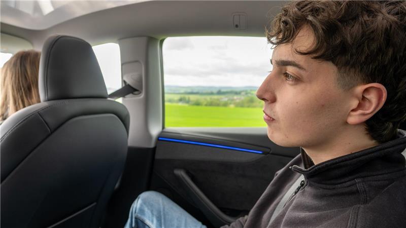Selbstfahrende Teslas bringen Schüler und Senioren ans Ziel Der 20-Jährige fühlt sich sicher (Archivbild)