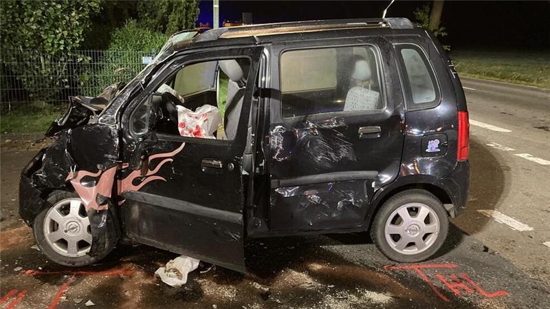 Der 20-Jährige wurde in seinem Opfel-Kleinwagen eingeklemmt und musste befreit werden.