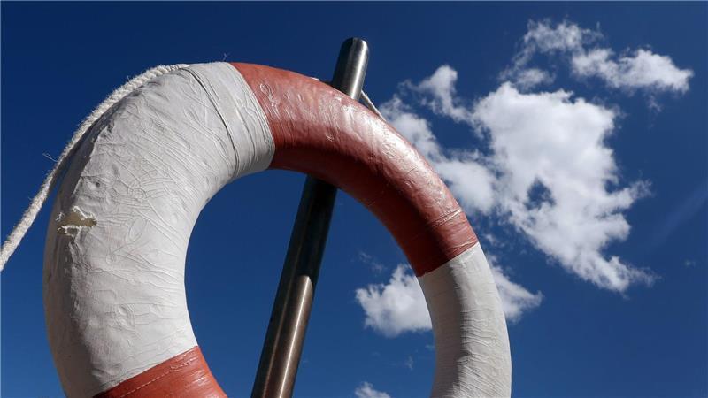 Der 20-Jährige wurde vermutlich bei einem Sprung ins Becken schwer verletzt. (Symbolbild)