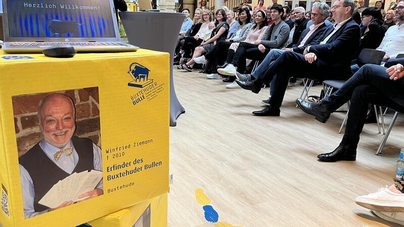 Der 2010 verstorbene Buchhändler Winfried Ziemann hat den Preis ins Leben gerufen.