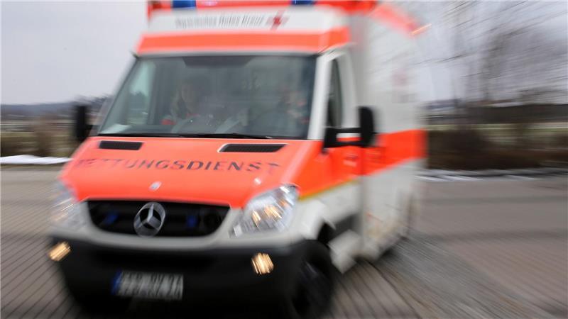 Der 21-Jährige wurde schwer verletzt aus seinem Wagen befreit. (Symbolbild)