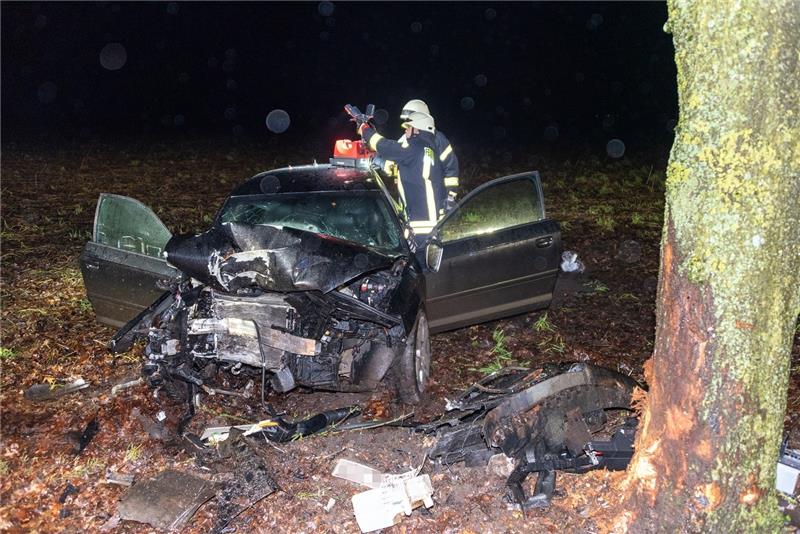 Der 21 Jahre alte Autofahrer prallte gegen einen Baum. Die Feuerwehren aus Ahlerstedt, Ahrenswohlde und Wangersen waren am Sonnabendabend im Einsatz. Foto: JOTO