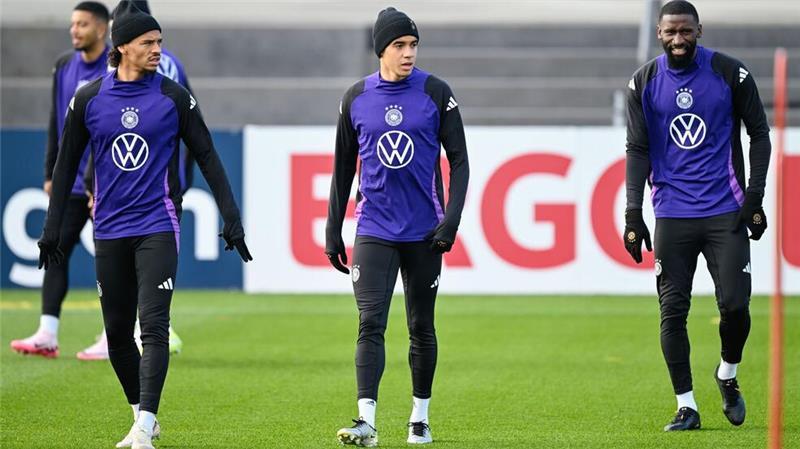„Einfach besser werden“: Musiala und der Weltfußballer-Hype Der 21 Jahre alte Musiala (M) ist in der DFB-Auswahl längst Stammspieler.