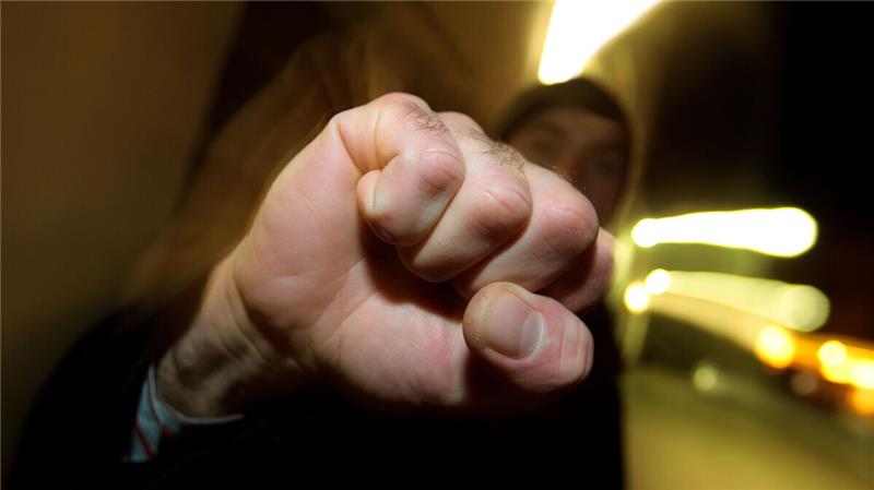 Männer prügeln in Cuxhaven auf 22-Jährigen ein und rauben ihn aus Der 21-jährige Horneburger wurde auf einer Parkbank sitzend von hinten attackiert. Symbolfoto: Karl-Josef Hildenbrand /dpa