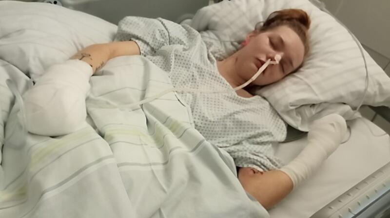 Schwerkranke Kira aus Dollern liegt auf der Intensivstation Der 22-jährigen Kira Sondermann mussten wegen einer kritischen Durchblutungsstörung alle Finger und weitere Gliedmaßen entfernt werden. Das Foto wurde von der Familie zur Verfügung gestellt.