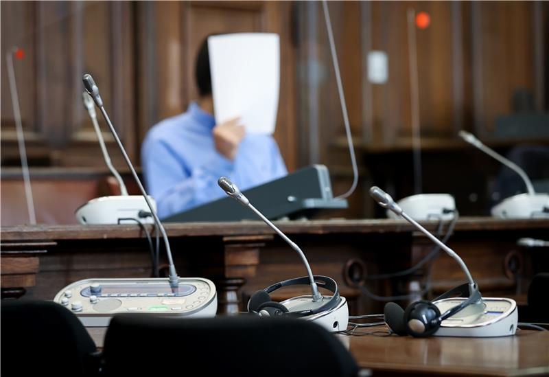Verbreitung pornografischer Bilder und Mordversuch: 23-Jähriger steht vor Gericht Der 23-jährige Angeklagte sitzt zu Beginn seines Prozesses im Gerichtssaal im Strafjustizgebäude. Foto: Charisius/dpa