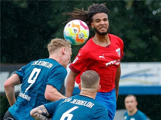 Der 23-jährige Innenverteidiger Liam Giwah hat bei D/A um zwei weitere Jahre verlängert. Foto: Struwe