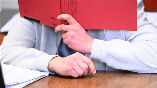 Der 24 Jahre alte Angeklagte soll seine Großmutter ermordet haben. (Archivbild) 