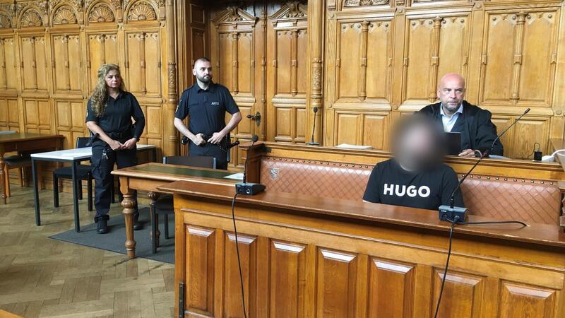 500 Kilo Kokainschmuggel in Bremerhaven: Jetzt äußert sich der Angeklagte Der 27 Jahre alte Angeklagte soll als Teil einer Bande in Bremerhaven versucht haben, rund 500 Kilogramm Kokain aus dem Hafen zu schmuggeln. Er stellte dafür eine von ihm gemietete Halle zur Verfügung.