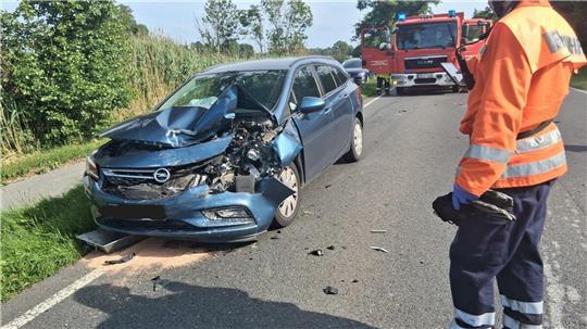 Der 27-jährige Fahrer des Opel Astra übersieht offensichtlich das Abbremsen des Skoda-Fahrers und prallt mit hoher Wucht von hinten auf. 