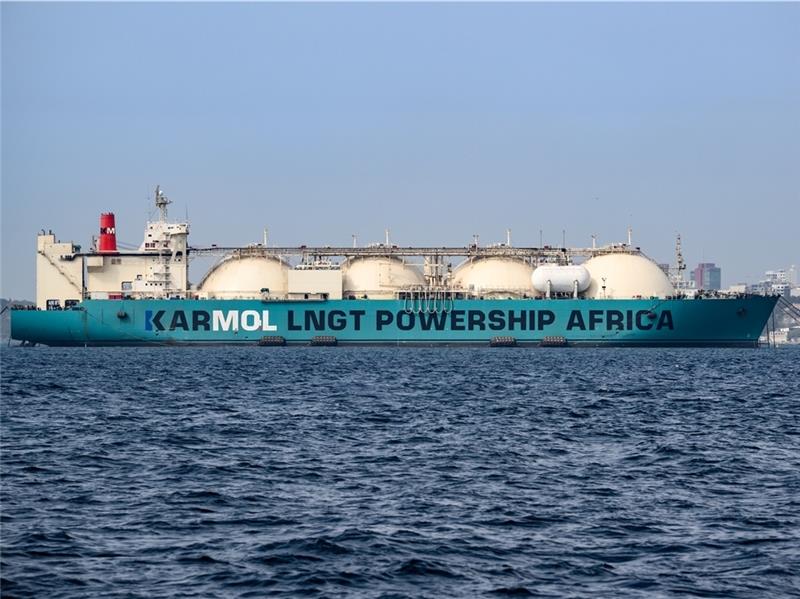 Der 272 m lange Gas-Frachter „Karmol LNGT Powership Africa“ liegt vor Dakar an der Küste von Senegal. Schiffe dieser Art sollen ab 2026 auch in Stade festmachen. Foto: Bernd von Jutrczenka/ dpa