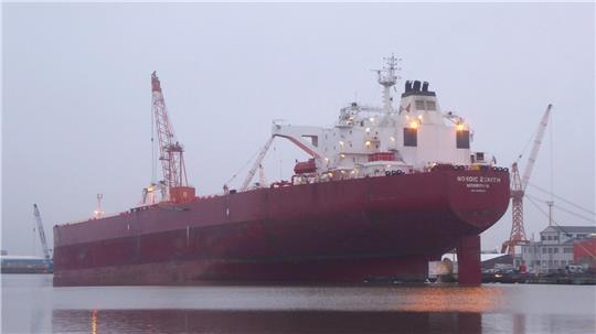 Der 274 Meter lange Tanker „Nordic Zenith“ hat mit einer sogenannten Dockschleusung die Bremerhavener Kaiserschleuse passiert. 