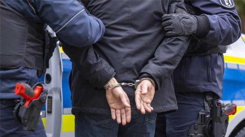 Der 28-Jährige wehrte sich gegen die Aufforderungen der Beamten.