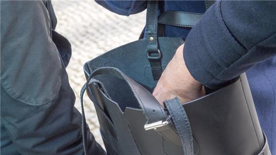 Der 29-Jährige fragt nach Wechselgeld und nutzt dann die Ablenkung seiner Opfer.