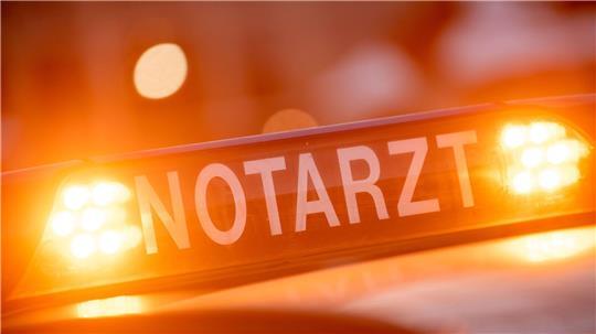 Der 30 Jahre alte Motorradfahrer kam mit schweren Verletzungen, darunter Brandverletzungen, in eine Klinik. (Symbolbild)