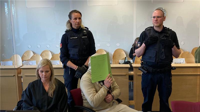 Der 31-Jährige ist wegen grausamen Mordes und schwerer Kindesmisshandlung angeklagt.