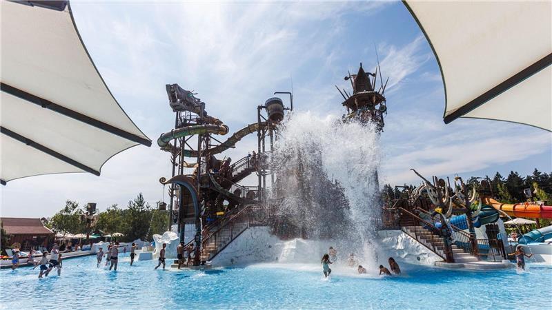 Der 31-jährige Verdächtige soll am Samstagmittag in das Erlebnisbad gekommen sein. (Archivbild)