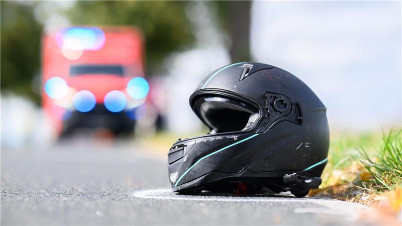 Der 33 Jahre alte Motorradfahrer musste per Rettungshubschrauber in eine Klinik geflogen werden. (SYMBOLBILD)