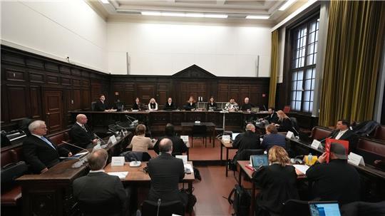 Der 33. Prozesstag begann mit scharfer Kritik der Verteidigung am Verlauf des Verfahrens.