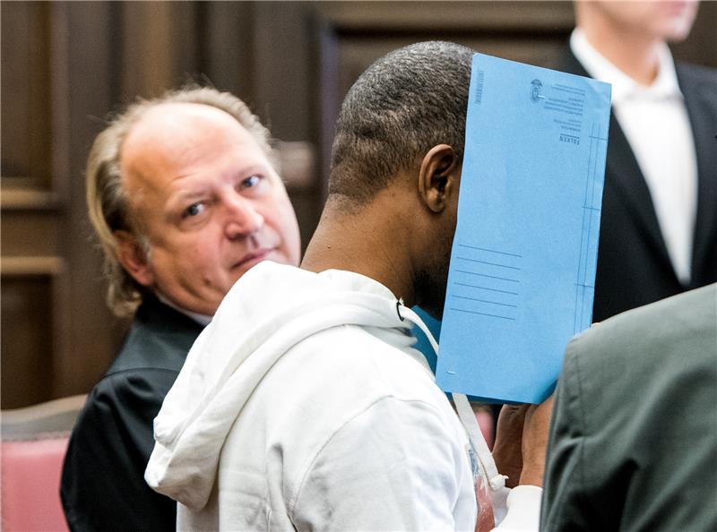Der 34-Jährige (rechts) wurde zu lebenslanger Haftfür die Morde an seiner Ex-Frau und seiner Tochter verurteilt. Hier ist er neben seinem Anwalt Tim Burkert zu sehen. Foto: Daniel Bockwoldt/dpa (Archiv)