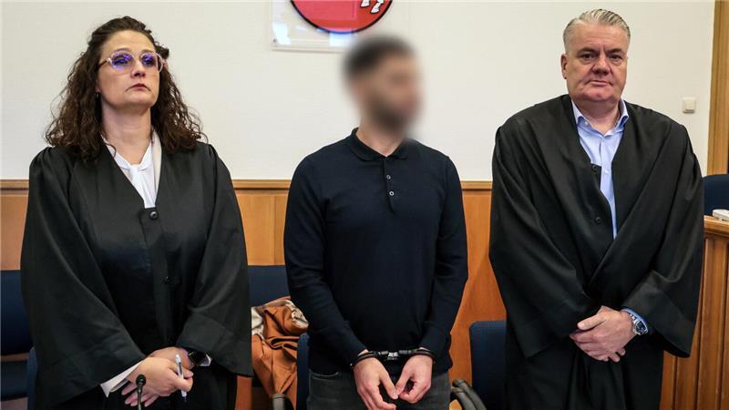 Der 34-jährige Angeklagte (M) steht zu Prozessbeginn zwischen seinen Anwälten Dinah Busse (l) und Dirk Meinicke in einem Verhandlungssaal des Landgerichts.