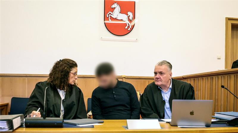 Aussagen im Stader Clan-Prozess: Richter erhebt schweren Vorwurf Der 34-jährige Angeklagte (Mitte) sitzt zu Prozessbeginn zwischen seinen Anwälten Dinah Busse (links) und Dirk Meinicke im Schwurgerichtssaal in Stade.